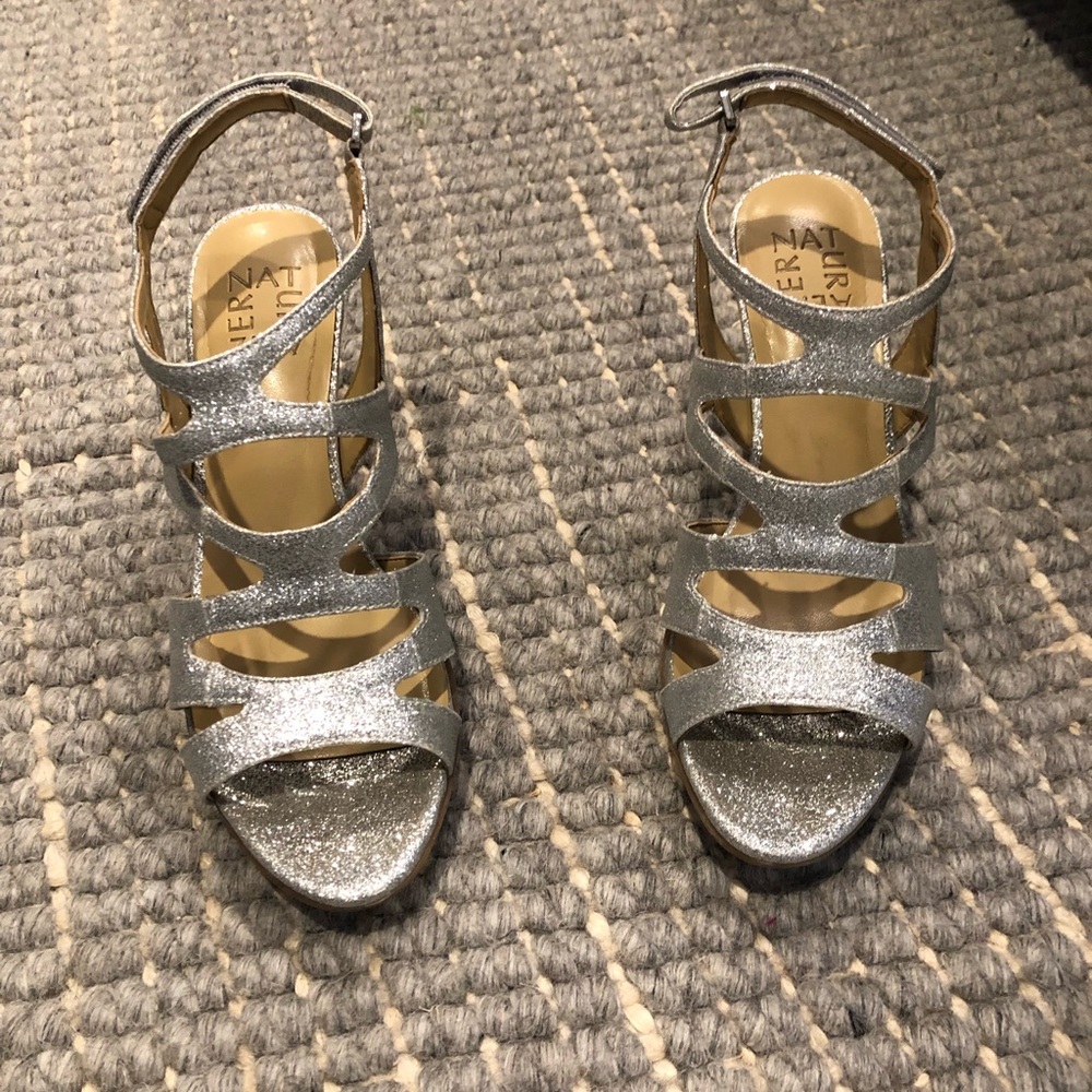 Adorable & comfortable silver sandal. Size 7.5